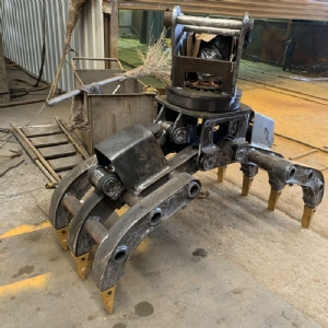 挖機(jī)旋轉(zhuǎn)抓鋼機(jī)